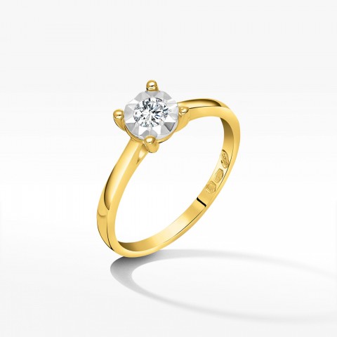 Złoty pierścionek z dużym diamentem