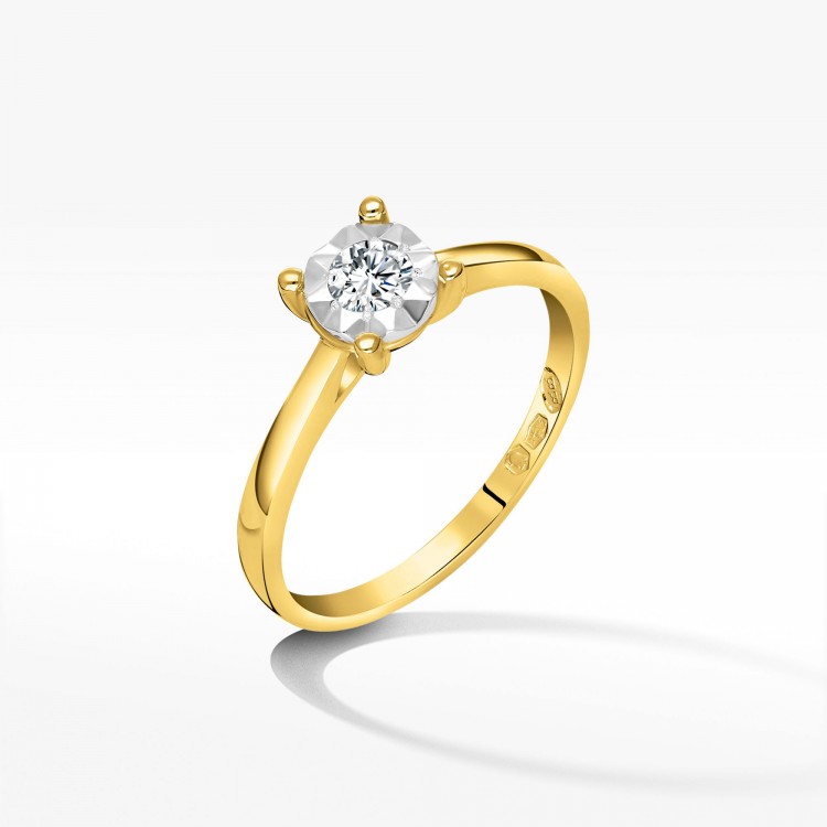 Złoty pierścionek z dużym diamentem