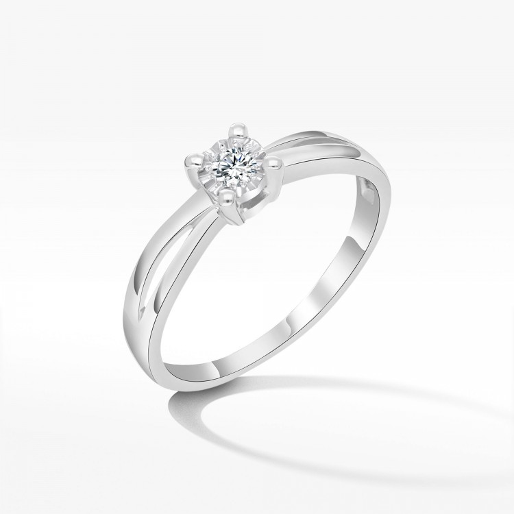 Pierścionek z diamentem