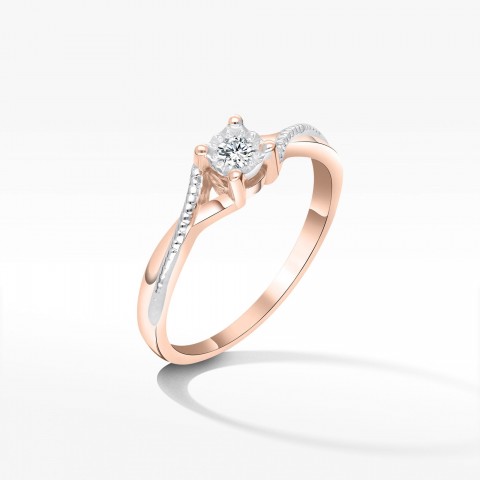 Pierścionek z diamentem