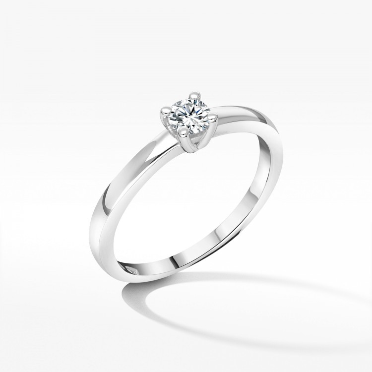 Klasyczny złoty pierścionek z diamentem