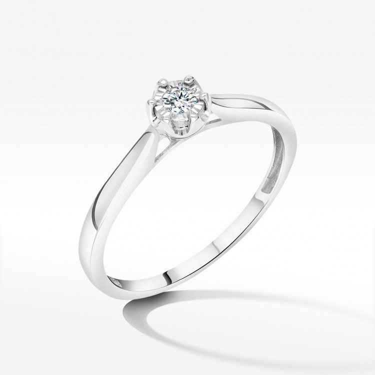 Pierścionek z diamentem