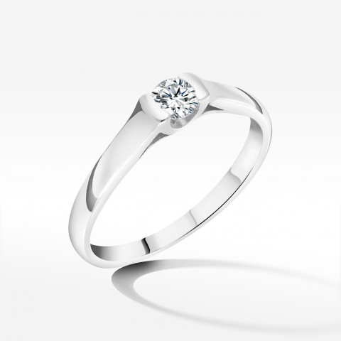 Pierścionek z diamentem