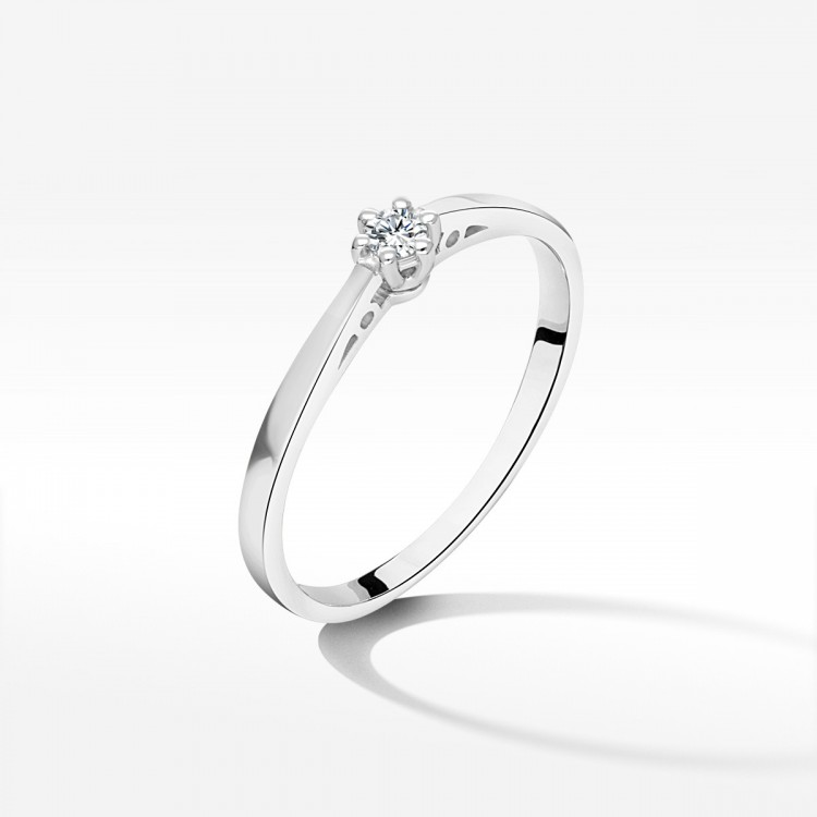 Pierścionek z białego złota