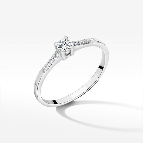 Złoty pierścionek z diamentami