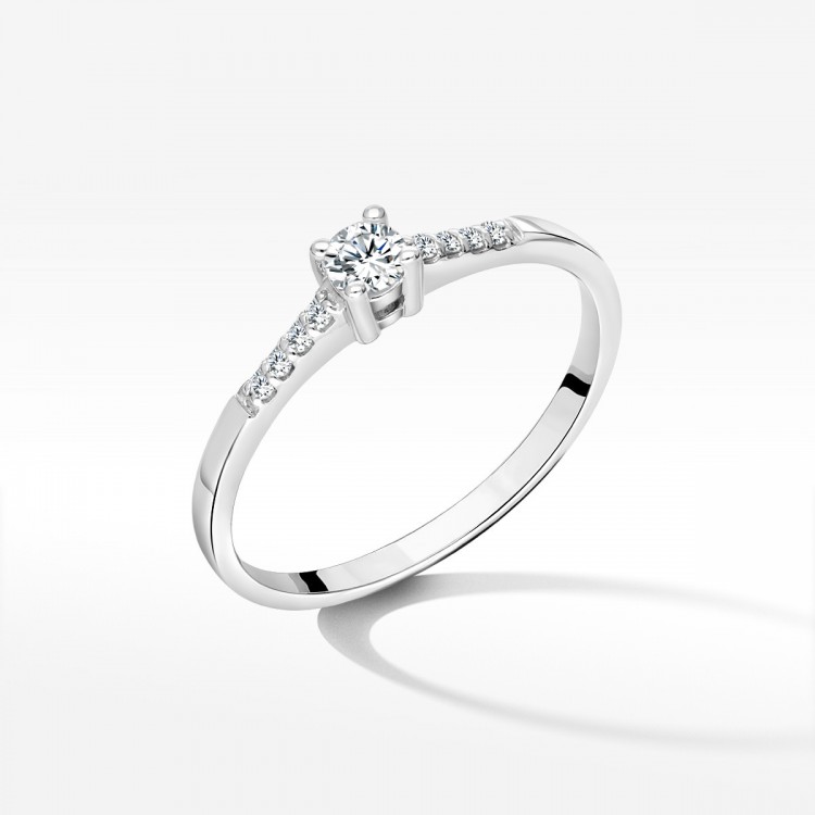 Złoty pierścionek z diamentami