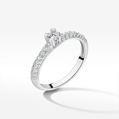 Pierścionek zaręczynowy z diamentami