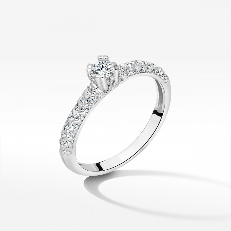 Pierścionek zaręczynowy z diamentami