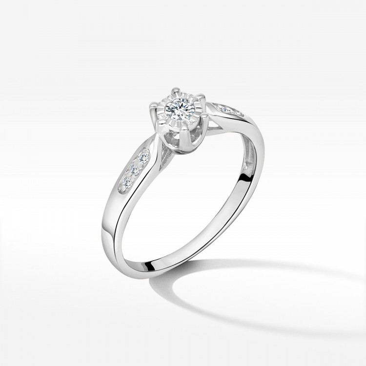 Pierścionek zaręczynowy z diamentami