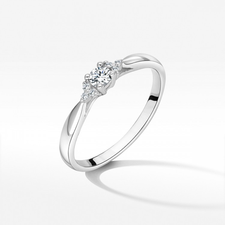 Złoty pierścionek z diamentami