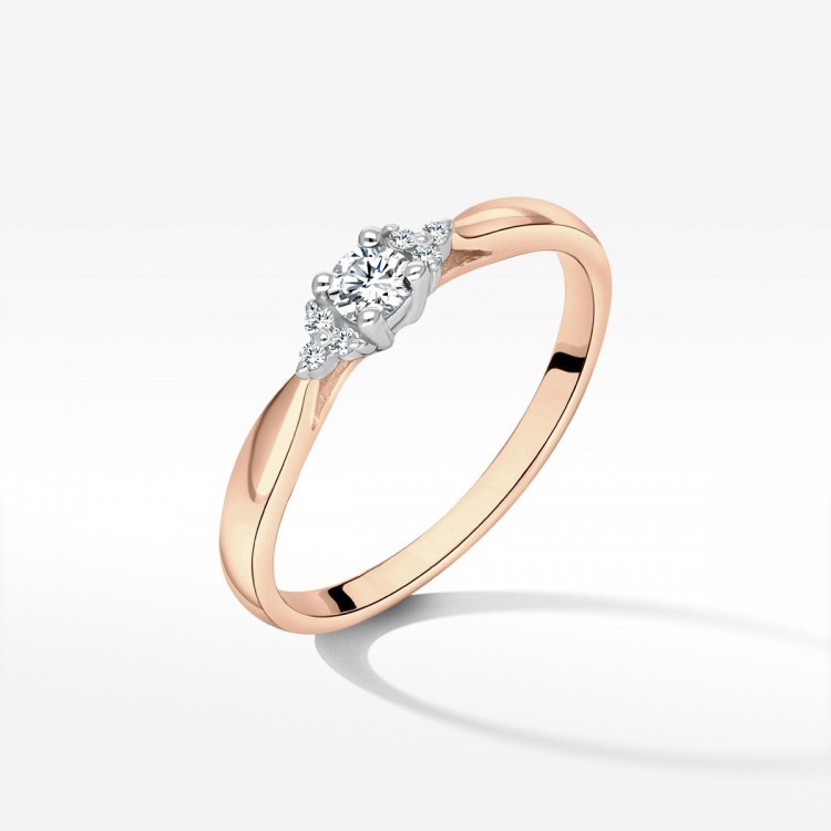 Złoty pierścionek z diamentami