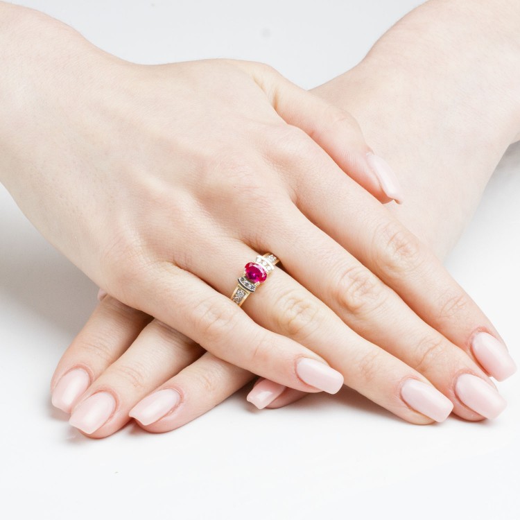 Pierścionek ze złota z różową cyrkonią