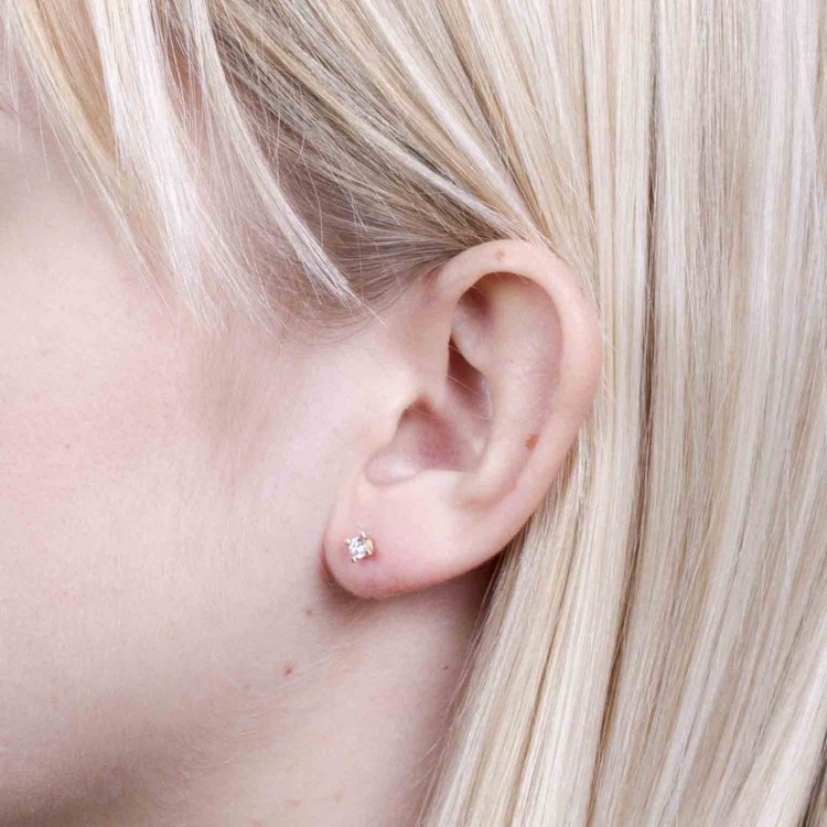 Klasyczne kolczyki ze złota z cyrkonią