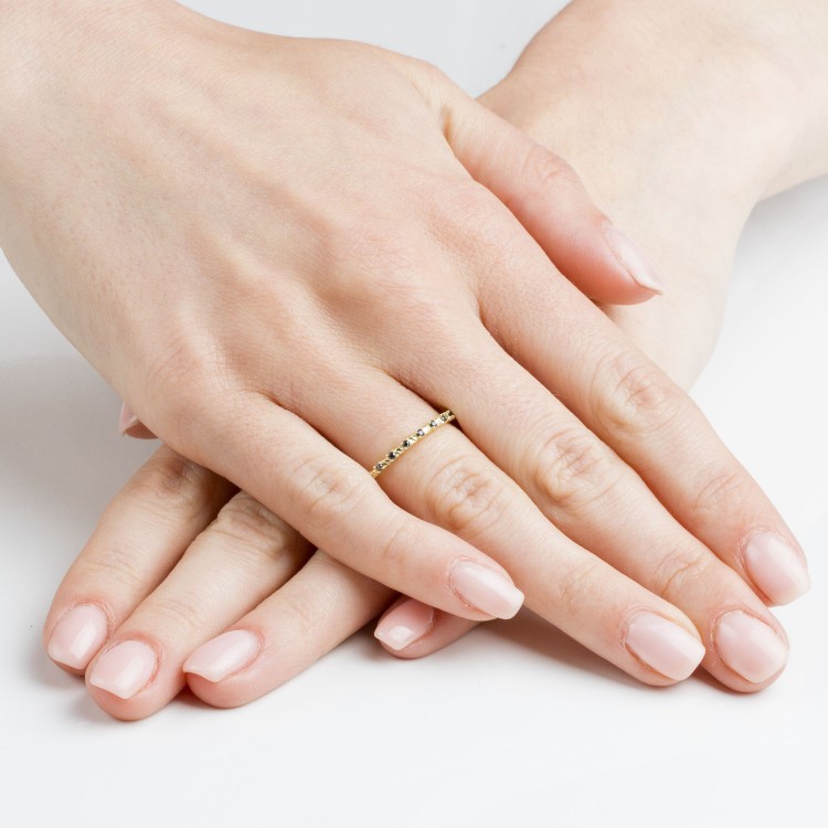 Pierścionek ze złota z czarnymi cyrkoniami