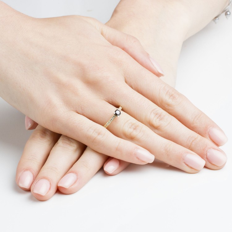 Pierścionek ze złota z czarną cyrkonią