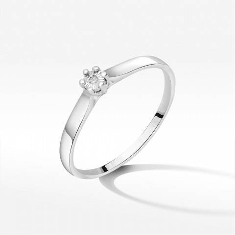 Pierścionek z jednym diamentem