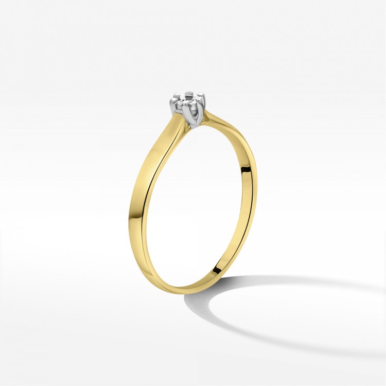 Pierścionek z jednym diamentem