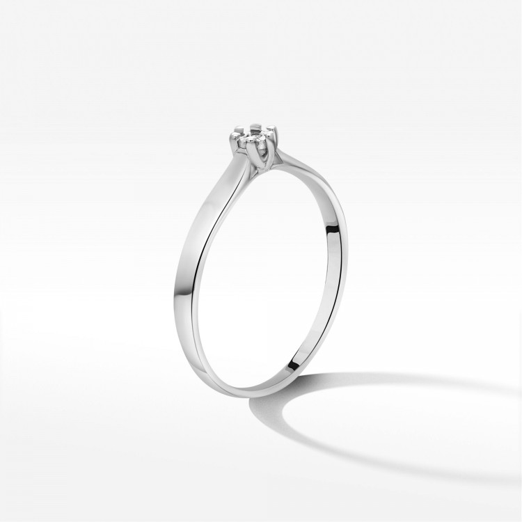 Pierścionek z jednym diamentem