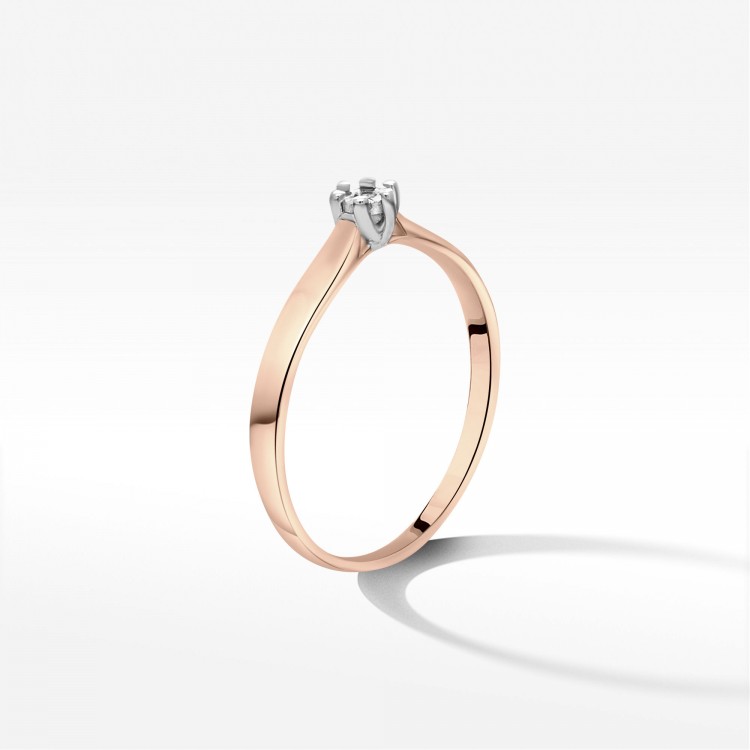 Pierścionek z jednym diamentem