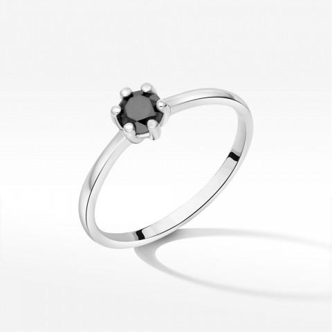 Pierścionek z czarnym diamentem