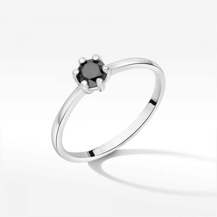 Pierścionek z czarnym diamentem