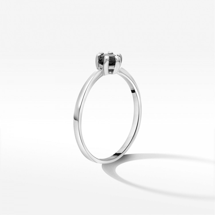 Pierścionek z czarnym diamentem