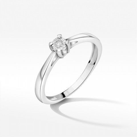 Pierścionek z jednym diamentem