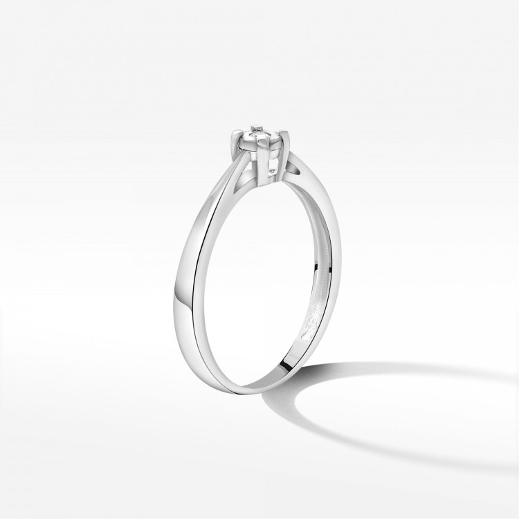 Pierścionek z jednym diamentem