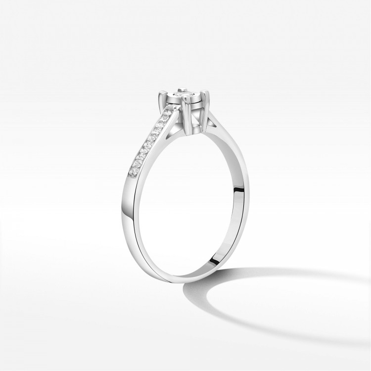 Pierścionek ze złota z diamentami