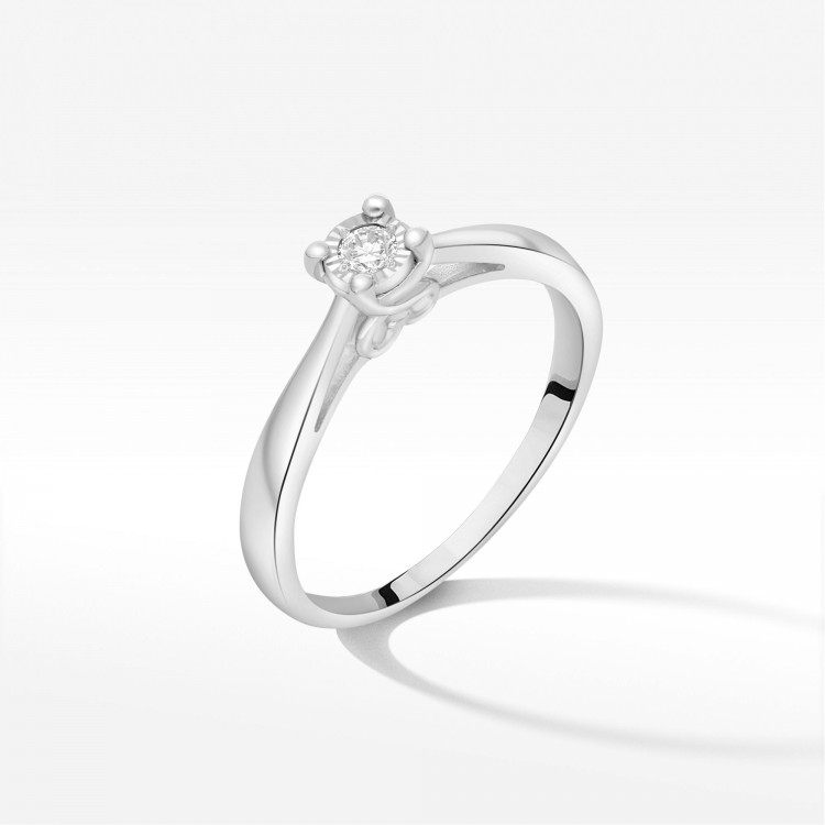 Pierścionek z jednym diamentem