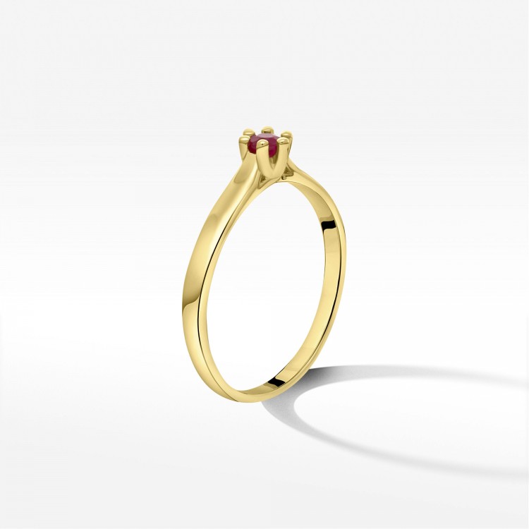 Złoty pierścionek z rubinem