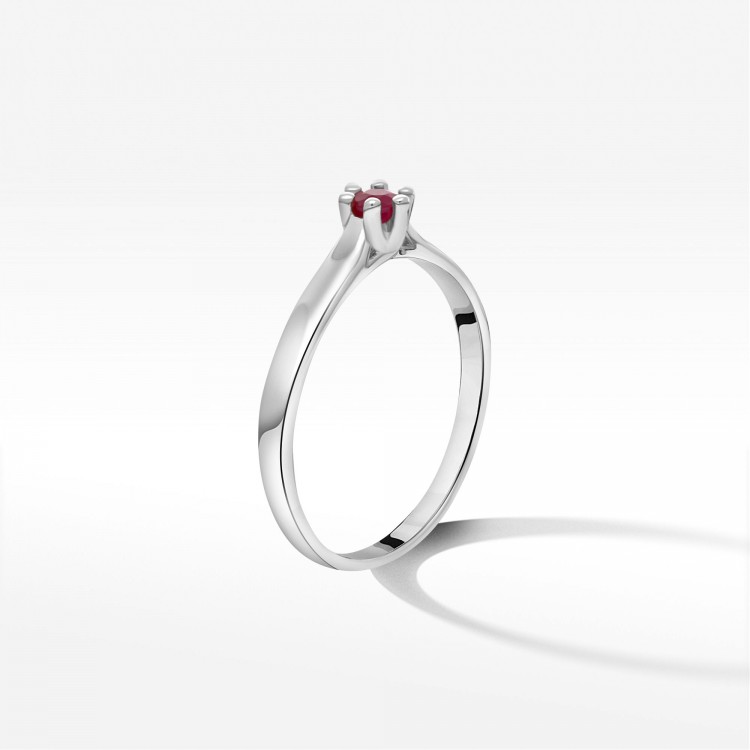 Złoty pierścionek z rubinem