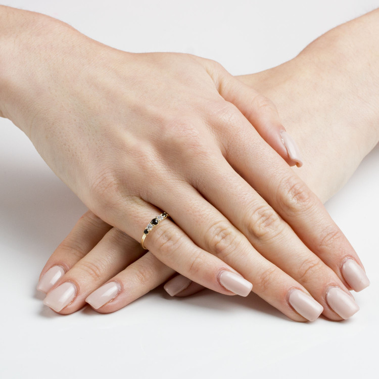 Pierścionek ze złota z biało-czarnymi cyrkoniami