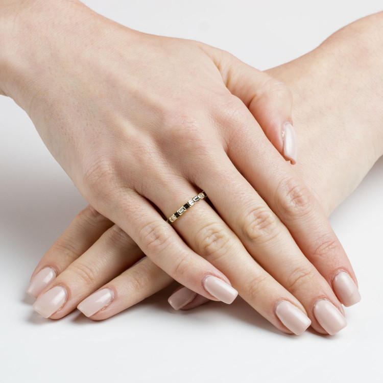 Pierścinek ze złota z czarnymi cyrkoniami