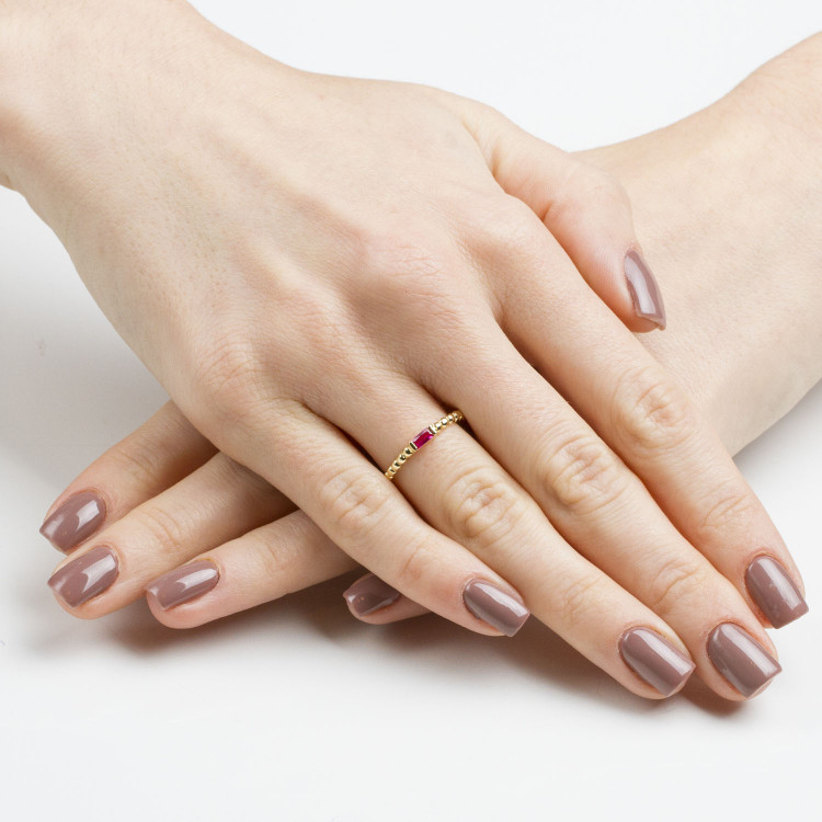 Pierścionek ze złota z różową cyrkonią