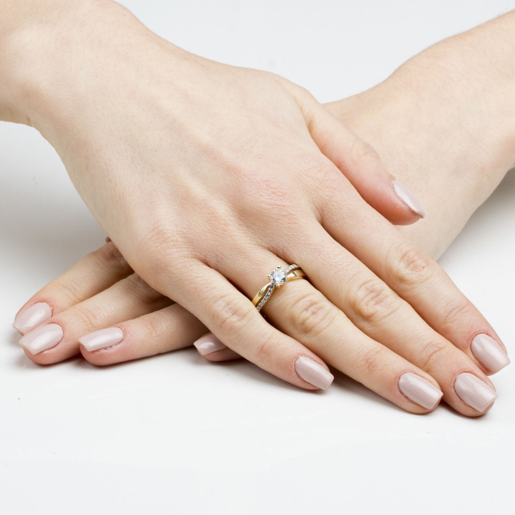 Pierścionek ze złota z cyrkoniami