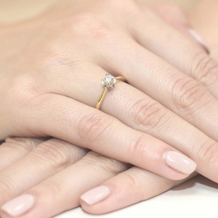 Złoty pierścionek z diamentem