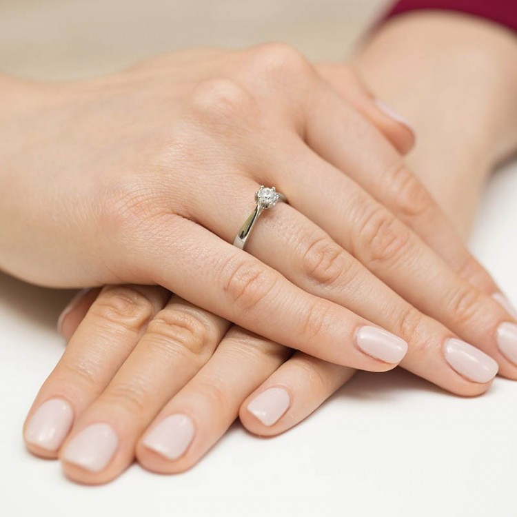 Złoty pierścionek z diamentem