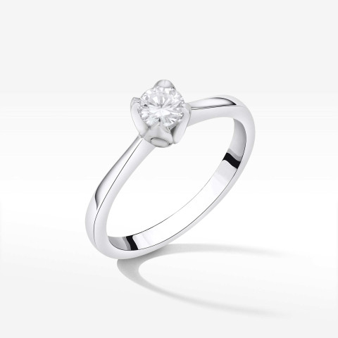 Złoty pierścionek z diamentem