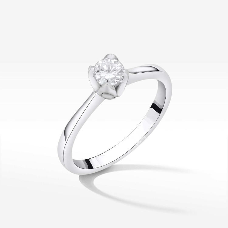 Złoty pierścionek z diamentem