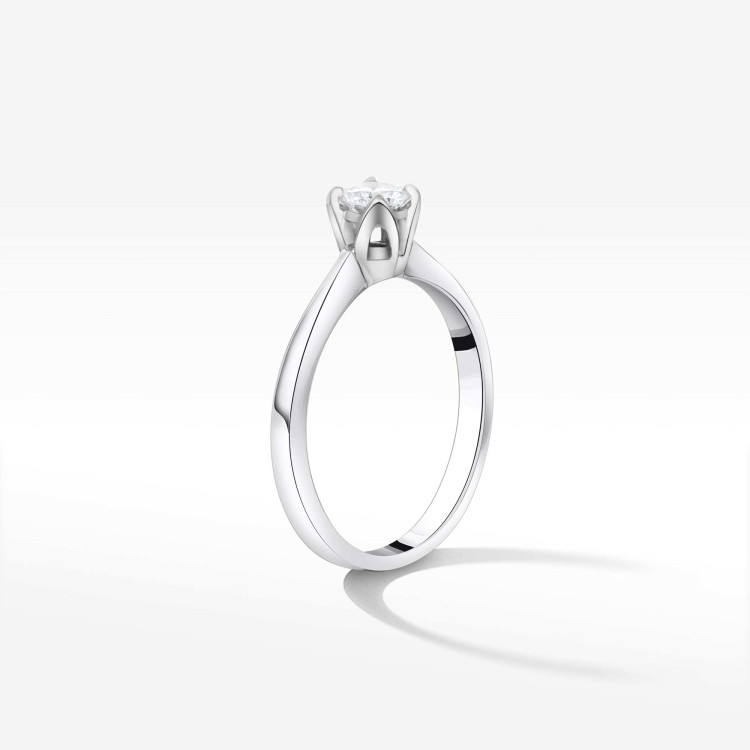 Złoty pierścionek z diamentem