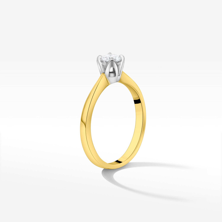 Złoty pierścionek z diamentem