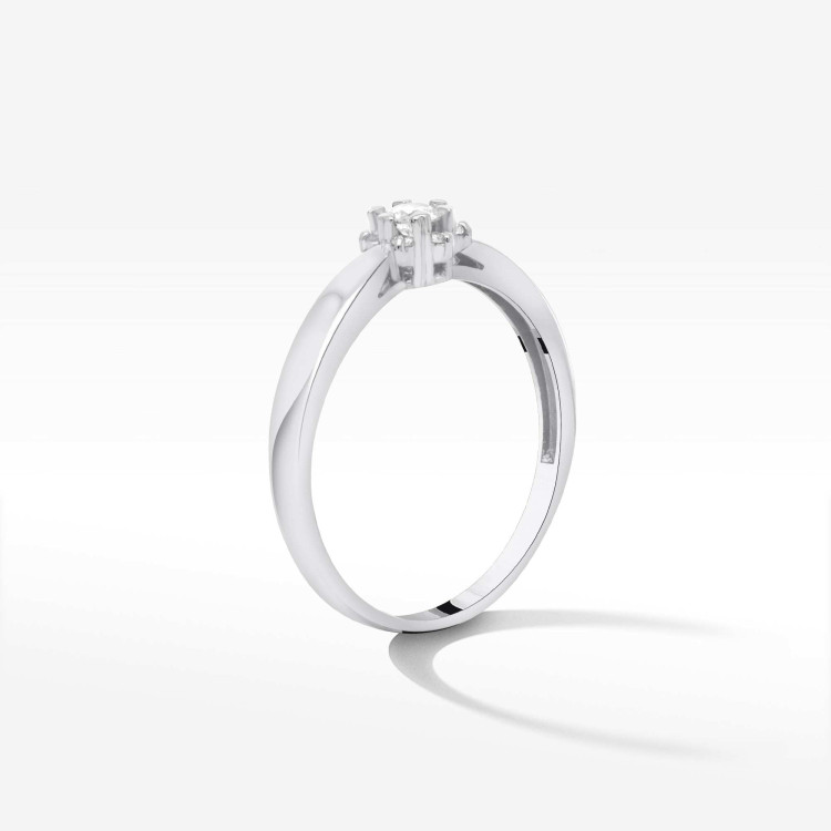 Pierścionek zaręczynowy z diamentem