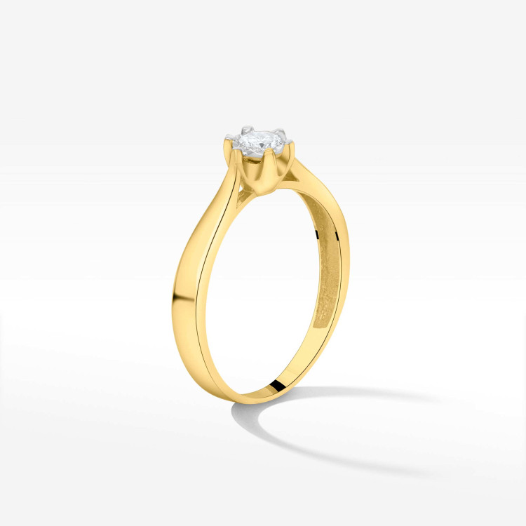 Złoty pierścionek z diamentem