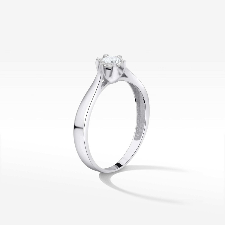 Złoty pierścionek z diamentem