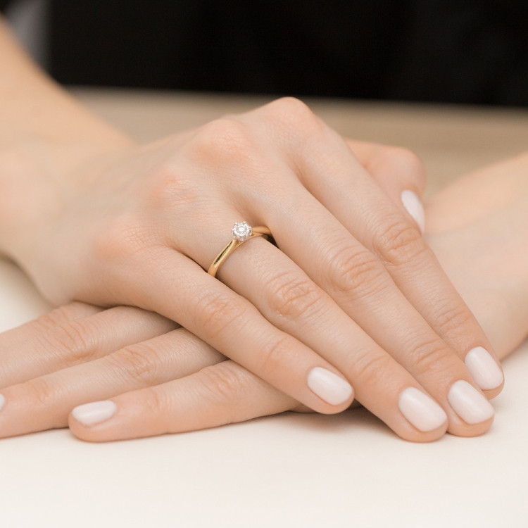 Pierścionek z diamentem