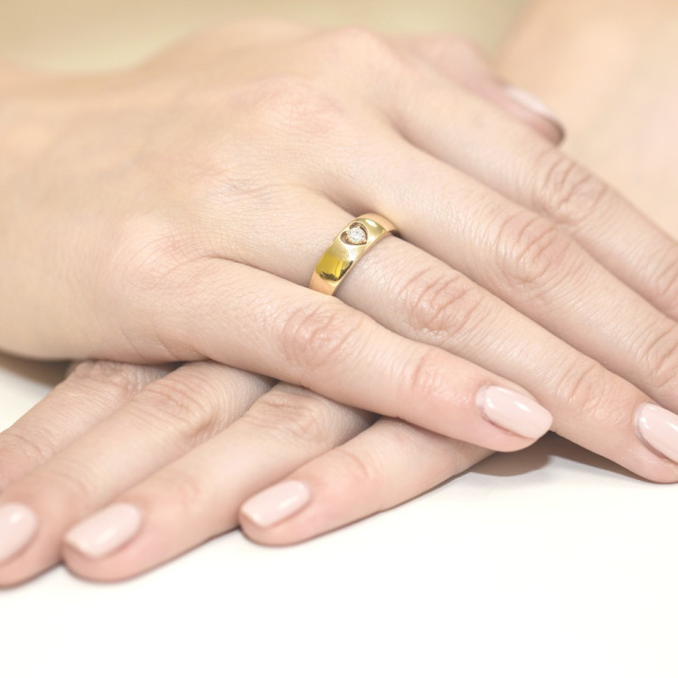 Pierścionek z diamentem