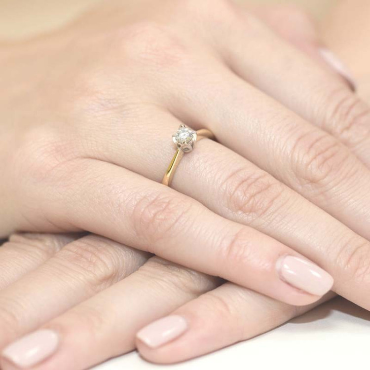 Złoty pierścionek z diamentem