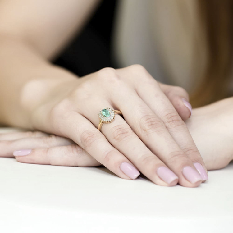 Pierścionek ze złota ze szmaragdem i diamentami