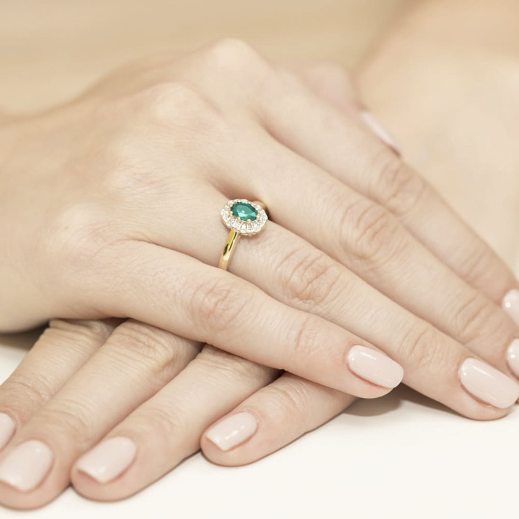 Pierścionek ze złota ze szmaragdem i diamentami